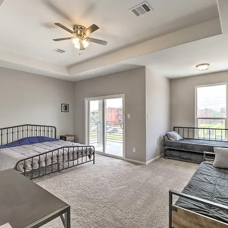 Pet-Friendly Houston Townhome With Fenced Yard